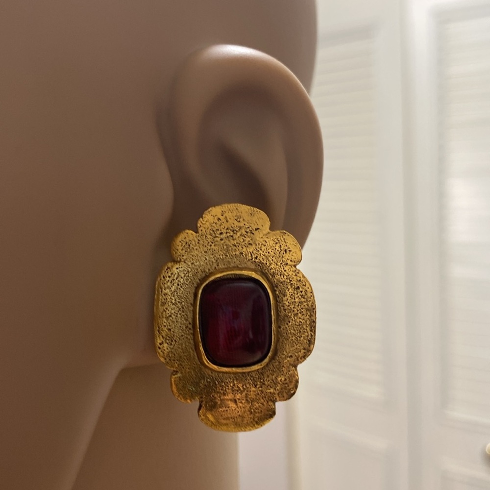 VINTAGE CHANEL MASON CLIP ON EARRINGS 🤩 - Picture 6 of 7